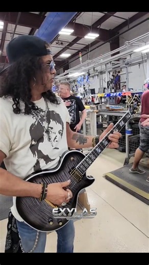 This Black Guitar Never Leaves Slash's Side on Tour 😍🎸 #slash #gunsnroses #rock #guitar #ytshorts