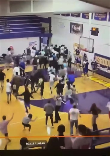 We had a BUZZER BEATER in Ashdown last night! 🏀 Ashdown team manager Makhi Lewis hits a three at the Buzzer! Shoutout to both teams and the crowd for showing outstanding sportsmanship! 👏 @Texas Football Life @House of Highlights @Overtime @AshdownPublicSchools