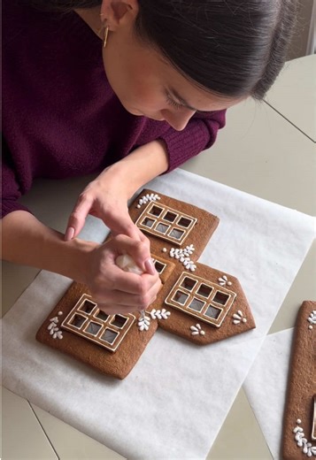 My number one tip for building gingerbread houses: decorate your wall pieces before assembling the gingerbread house! ✨ #gingerbreadhouse #gingerbread #christmascountdown