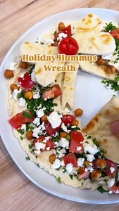 Easy DIY Hummus Wreath🎄 ~20oz Luna Grill Original Hummus Chopped parsley Diced tomatoes Crunchy chickpeas Crumbled feta cheese Pita bread Inspo: kristels.kitchen Order now: https://orders.lunagrill.com/ | Luna Grill