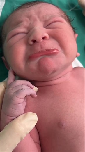 Healthy Newborn Baby First Cry/Newborn First Reaction