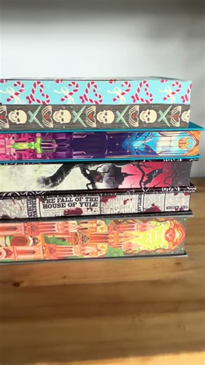 We said we wanted sprayed edges… But we meant beautifully detailed works of art — not just a single colour. If the edges don’t make us gasp when we flip the book…(jokes, but seriously no more single colour edges) #sprayededges #booktok #prettybooks #bookcollector #bookish