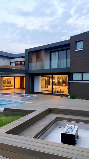 Step into a world of curated luxury and tranquility by @sbearchitectsafrica_suzette. This video takes you on a journey where every detail has been meticulously crafted to inspire, showcasing a design where the massive entertaining backyard is the central focus. The architectural design of this home is immediately apparent, with the structure forming an elegant backdrop to the entertaining area. The focus then shifts entirely to the spectacular outdoor retreat, where a grand backyardseamlessly in