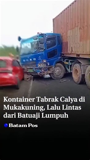 Batampos on Instagram: "Kecelakaan lalu lintas yang melibatkan kendaraan berat kembali terjadi di Kota Batam. Kali ini, sebuah truk kontainer terlibat tabrakan dengan mobil pribadi di Jalan Ahmad Yani, tepatnya di kawasan Dam Mukakuning, dari arah Batuaji, Sabtu (31/1) siang. Peristiwa tersebut melibatkan satu unit truk kontainer dengan sebuah mobil Toyota Calya berwarna merah bernomor polisi BP 1909 HD. Benturan keras tak terhindarkan hingga menyebabkan bagian belakang mobil Calya mengalami ker