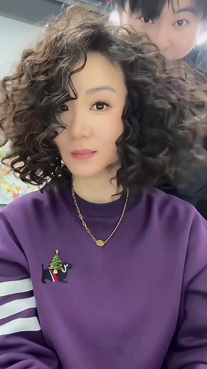 908K views · 9.1K reactions | 中发女生烫发可以一直"卷到发根" 很多中发女生之所以烫好头发老气都有可能是头顶不蓬松导致的， 有的甚至头顶一大截都是直的下面又卷头顶头发贴头皮，下面烫成了传统的"阿姨卷"巨老 气 只有头发全部蓬松起来，才能达到头包脸的效果不仅修饰脸型，平时在家也非常好打理 #法式羊毛卷#羊毛卷 #fblifestyle | 剪发妙招分享 Pro Haircut Tips | Facebook