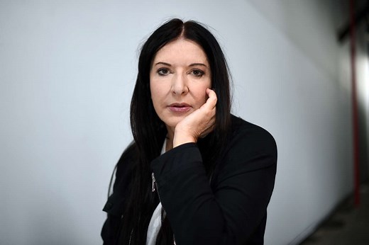 L’artiste Marina Abramovic frappée à coups de tableau à Florence