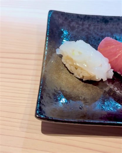 【公式】福井駅前フードホール MINIE on Instagram: "【すし日竜 OPEN！】 MINIEに新しく「すし 日竜」がオープンしました！ 熟成された、うまみがぎゅっっっと詰まった福井には珍しい江戸前のお寿司を出してくれる、気軽に楽しめるお寿司屋さんです。 まだ若い大将ながら、その腕は本物。 カウンターに一つ一つ置いてくれるそのお寿司は、まさに芸術品･･･！ 口に入れた瞬間旨味がじわっと広がって、思わず唸ってしまう美味しさです。 さらにお寿司だけではなく、一品物も絶品。 オススメはまぐろとネギを串焼きにした「ねぎま串」だそう。 脂の乗った絶妙な焼き加減のまぐろは、柔らかく溶けるようで、口いっぱいに旨味が広がります。香ばしく焼き上がった葱との相性はもちろん抜群。一緒に食べれば、思わずお酒に手が伸びてしまいます… クオリティの高いお寿司とお料理を出してくれる「すし 日竜」。さぞ敷居が高いだろうなと思いきや、お値段は意外とリーズナブル！ 今のうちに食べておかないと、人気が出て座れなくなっちゃうかも、、！ 地元のお魚を使った最高の江戸前寿司と、地酒、一品物にも手を抜かない「すし 日