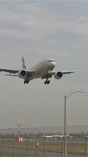 (4K)Standing Directly Under a Qatar Airways Boeing 777! 😱