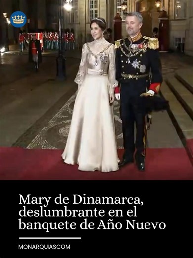 Recepción de Año Nuevo de la realeza danesa 🇩🇰👑 La reina Mary, junto con el rey Federico X y miembros de la familia real de Dinamarca, asistieron este 1 de enero por la noche a la recepción anual de Año Nuevo (Nytårskur) y al banquete en el Palacio de Federico VIII en Amalienborg. | Monarquías.com