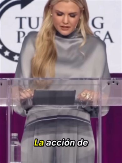 Erika Kirk subió al escenario del Women’s Leadership Summit de Turning Point USA y pidió a las mujeres tener “más hijos de los que puedan costear”. La frase pretende sonar valiente, espiritual y profundamente familiar. Pero también revela una contradicción enorme del pronatalismo conservador: exige más nacimientos mientras evita hablar de quién pagará la vivienda, la alimentación, la atención médica, las guarderías o las licencias necesarias para criar dignamente. Tener hijos puede ser una elecc