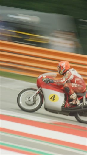 Vintage machines. Legendary riders. Maximum goosebumps. 🤯 This was the first-ever Red Bull Legends Parade at the MotoGP. - Vintage Rennmaschinen. Legendäre Fahrer. Maximale Gänsehaut. 🤯 Das war die erste Red Bull Legends Parade bei der MotoGP. | Red Bull Ring