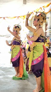 Tari Merak Angelo berasal dari Bali, meskipun tarian Merak aslinya diciptakan di Jawa Barat. Tarian ini merupakan tarian kreasi yang diciptakan oleh I Ketut Rena S.ST. untuk menggambarkan keindahan burung merak jantan yang memamerkan keindahan bulu ekornya untuk memikat merak betina, dan sering ditampilkan sebagai hiburan di Bali. #tarimerakangelo #taribali #kostumtaribali | Balok Tradisi