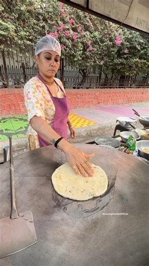 Hard Working Mother Selling Street Paratha 🤩 #streetfood #tasteofindia #indianfood #shortvideo