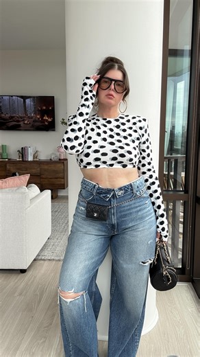 Julia Marie B on Instagram: "If you want to know what size to order in these Zara jeans, here’s an in-depth review. Comment GIMME for a DM with link info. Make sure to check your requests folder. Sizing is a bit tricky. I’m between an 8-10 rn. I ordered the 10 bc I like a baggy look but these are just a little too baggy. I suggest your true size or a size down depending on the fit you’d like. & your specific dimensions 😉 https://liketk.it/5Owuq"