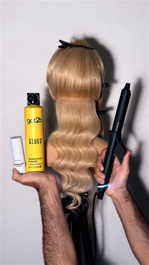 Tutorial ondas glam indestructibles con efecto muelle ✨ El cabello previamente fue preparado con protector térmico. Posteriormente apliqué GLUED de @got2busa en cada partición, repartí el producto con el peine fino y apliqué cera en spray. Esta combinación me dará durabilidad, fijación y brillo. Fui enrollando la partición en la tenacilla y aguanté entre 15-20 seg desde que comencé el primer giro hasta el último. Saqué de la tenacilla y dejé enfriar en vertical. Después con el peine de púas metá