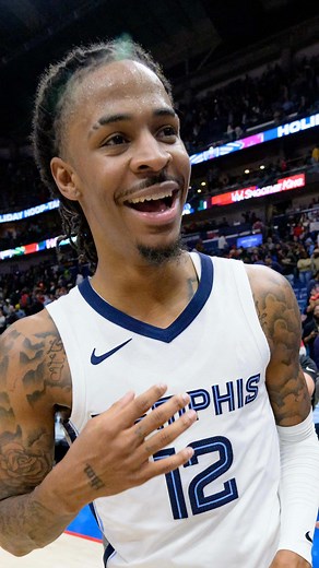 籃球筆記 on Instagram: "Moran談最後一擊：球給12號戰術 Ja Morant回歸的表現（34分、8助攻）引起許多人討論，今天也是Morant禁賽後近期的首度受訪，他談到了過去八個月的心路歷程，以及絕殺球的表現。 首先說到過去的這幾個月被禁賽，Morant表示自己過去的八個月都沒有打比賽，投入了相當多的努力回歸賽場，這段時間都在了解自己，籃球就是Morant最喜愛也最能感受其中的事物。 談到絕殺球，Morant開頭就直說是我要球給12號的戰術，當下原本不希望教練喊出暫停，所以就和教練說要把球交在自己手上，一度還想要去低位攻擊對手，不過教練、隊友說不要，最終由弧頂發起進攻，完成0秒絕殺進球。 Via @nbaontnt"