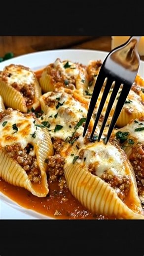 Handmake Recipes | Cheesy Beef Stuffed Shells 🧀🍝🥩💪 42g Protein Jumbo pasta shells stuffed with savory seasoned beef and creamy cheese, baked in rich marinara... | Instagram