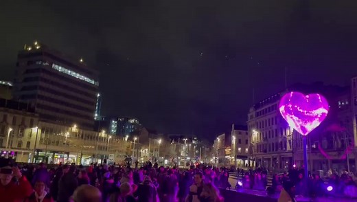Light Night is well under way in Nottingham. Our Beating Heart is the main attraction in Old Market Square featuring thousands of mirror fragments 💖 http://tinyurl.com/2ch5qa64 | Nottinghamshire Live