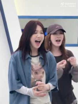 [VLOG Cut] 260513 Fei (王霏霏) and Jia (孟佳) in 徐梦洁's VLOG cut by seeya晚上一起吃火锅叭