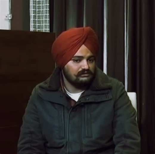 SCRIBE | 西杜·穆斯瓦拉是一位具有全球影响力的旁遮普音乐人，他以真实、直接而有力量的歌词赢得了无数听众的尊重与喜爱。他的音乐源于生活，直面现实，勇敢表达个人立场与社会问题，展现了年轻一代的自信、尊严与不屈精神。他从不迎合流行，而是坚持自我，用独特的声音和态度塑造了不可替代的艺术风格。无论是... | Instagram