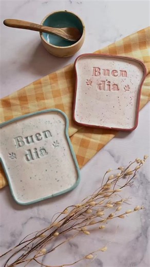 Librería Boutique - Stampit on Instagram: "Un detalle simple para empezar el día con buena energía. Hecho en porcelana fría con los sellitos ABC y Botánicos 🍞✨ #sellos #diy #diycrafts #manualidades #tutorial #porcelanafria"