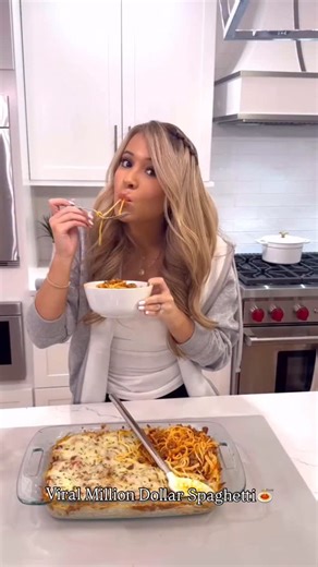Style It With Trix - Mercedes Gonzalez Mayo - on Instagram: "Dump and Bake Million Dollar Spaghetti Recipe 🍝 had this for dinner tonight and it didn’t disappoint! I have made this too many times and it’s the best viral recipe I’ve ever tried - forever a favorite🤤 It’s also clearly ridiculously easy to make which is always a plus! #dumpandbake #milliondollarpasta Ingredients: 15 oz jar of Alfredo sauce 1 lb of cooked spaghetti 24 oz jar of marinara sauce 1 lb of cooked ground beef 2 cups of shr