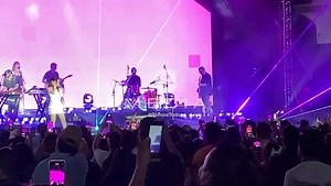 2.3K views | 朗 ¡One, Two, Three, Go! Belanova enciende el CUM en #Hermosillo  Luego de 6 años de ausencia, la banda formada en Guadalajara, Jalisco, regresa a la capital de Sonora con su gira Vida en Rosa, poniendo a cantar y bailar a los asistentes en el Centro de Usos Múltiples con éxitos como 'Me Pregunto'. 'One, Two, Three, Go!' y hasta un cover de 'Como la flor' de Selena.  | Juan Olivas | Expreso | Facebook