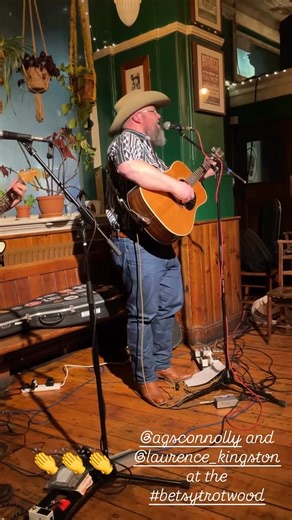 Had a great time at Come Down and Meet The Folks in London last night! Especially privileged as it seems the Folks is coming to an end after roughly 30 glorious years... Much gratitude to Alan Tyler for his hard work. Thanks to the great crowd that came, to Alan for having me and opening up, to Richard Warren for an excellent set and to Laurence Kingston Music_ for picking some killer guitar! 📸: therealmrslwilson | Ags Connolly