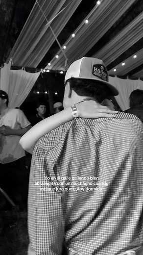 Bailando Abrazadas: Momentos Divertidos en el Baile