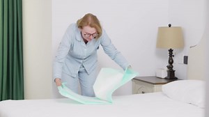 MILDPLUS Disposable Bed Pads 40"X40" Extra Large Pee Pads for Incontinence 140 Gram Heavy Duty Super Absorbent Underpads Waterproof Chucks Pads for Adults, Elderly or Pets [100x100CM, 25pcs]