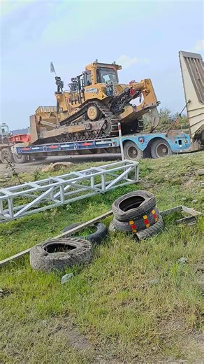 Monster Truck! Actros 4054 Carrying a CAT D9 Dozer🔥 #caterpillar #bulldozer #shorts #mercedes #viral
