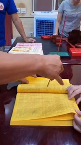 【宗天宮觀音佛祖降駕，設法萬人大法會及改運祈福名冊】 歲次壬寅年屏東萬巒宗天宮《奉旨為報祖先及父母恩情 祈福延壽萬人大法會》歷經疫情的影響，從國曆5月份延期至國曆11月5-6日於宗天宮舉行。近期已收到來自全國各地，甚至國外信眾寄來親筆撰寫的心經，已堆積如山，目前正在整理中。 心經郵寄的部份已於10月15日截止收件，若尚未寄至宗天宮的善信大德，麻煩於大法會當天帶至現場即可。這些心經會於法會第二天的最後，由宗天宮神明降駕統一處理，再由天神降駕主持一同開化心經帶回天庭回向給祈福者。誠心祈願受回向之人皆可懺悔消災、化解業障、淨除累世冤業、遠離一切病苦折磨得以善終、避免九橫死、元辰光明、求子順利、凝福延壽、福慧俱長、文運昌隆。 宗天宮每三年才舉行一次的萬人大法會，主旨為感念父母親生我們、養我們之天大恩情，以及緬懷祖先、飲水思源，透過此殊盛法會，幫全國父母祈福延壽，願父母能健康、平安，願陰間祖先能淨除累世的冤業。更要為陽世祈福者補財庫、為陰世祖先補祖德。而且秉持共好政策，今年改以「戶」來報名，以戶長為代表，但能將同戶直系血親親人及祖先寫進祈福資料中。 所以此次法會，包含陽世、陰世、及懷孕尚未出世的