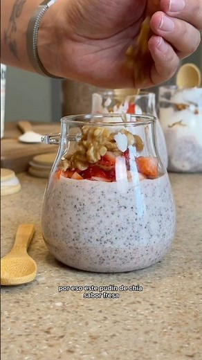 Strawberry Chia Pudding 🍓 A healthy and easy breakfast that saves my mornings #healthyrecipes