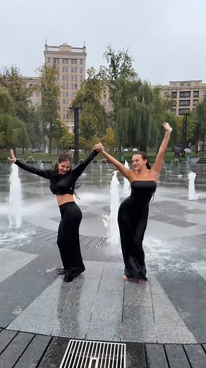 YULIA VERBYNETS on Instagram: "З днем міста Харків❤️❤️❤️ Ти красивий і атмосферний навіть в дощ殺﫶 Місто Герой!!!"