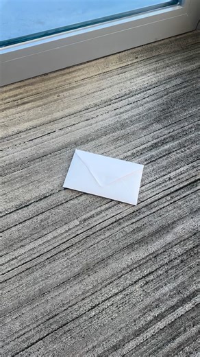 12 reactions | Dat moment waarop je een envelop opent en de eerste kerstkaart van het jaar tevoorschijn komt... ✨ Bij Xod zorgen we ervoor dat jouw kerstkaart écht indruk maakt. Ook dit jaar staat ons team klaar om jouw kaart van idee tot realisatie uit te werken. Persoonlijk, stijlvol en helemaal in jouw eigen stijl.  Contacteer ons voor meer informatie en wees goed voorbereid voor de feestdagen! #kerstkaart #feestdagen #indrukmaken | Xod Grafisch Centrum | Facebook