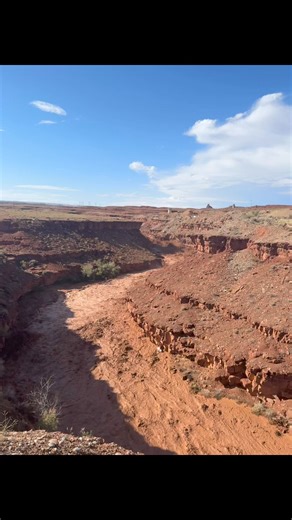 Incredible video of flash flooding on the San Juan River near Mexican Hat, Utah on Friday evening. 📍 San Juan County, #Utah 🎥 Austin Mueller, (TikTok: Louisv0n) | Brian Schnee