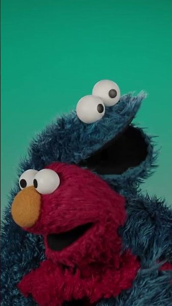 A Cookie Hug! 🍪#sesamestreet