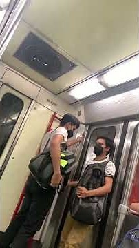 Espadazos gay en el metro de Cdmx - ¿Quién ganará al final?