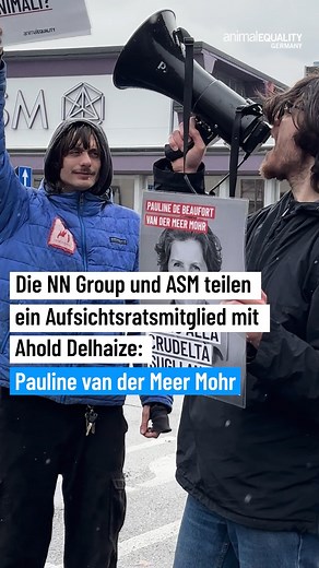 🐔✊ Proteste in Deutschland, Spanien und Italien gegen die grausame Käfighaltung von Hühnern! In Legebatterien verbringen weltweit Millionen Hühner ihr Leben auf weniger Platz als ein DIN-A4-Blatt. Sie können weder ihre Flügel ausbreiten noch natürliche Bedürfnisse ausleben. Unternehmen wie Ahold Delhaize tragen Verantwortung für dieses Leid. Menschen wie Pauline van der Meer Moor, die im Aufsichtsrat dieses Konzerns sitzt, müssen ihren Einfluss nutzen und die Käfighaltung beenden. Unterstütze j