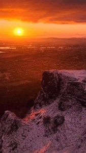 Rise and conquer! A fresh new day over Belfast, seen from Cave Hill—where even the sunrise feels like an adventure. Who’s joining you for this stunning start to the day in Northern Ireland? 🌄 📍 Cave Hill, Belfast, County Antrim 🚗 15 mins from Belfast City Centre 🚆🚌 20 mins from Belfast City Centre 📸 instagram.com/the_girl_onamountain | Discover Ireland Nordics