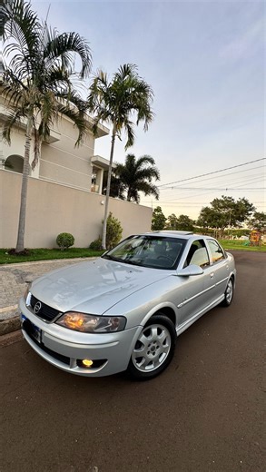 Prosperity car on Instagram: "O vectra elite geração B é o 00 de todos os vectras, foram produzidas apenas 360 unidades em 04/05 e 05/05, desses 360, apenas 100 com câmbio manual, motor 8v e teto solar, que era o único opcional da versão elite já que todos os outros opcionais veio como item de série nessa versão, como piloto automático, abs nas 4 rodas, computador de bordo, som premium com disqueteira 6 cds e mudulo de potência, bancos em couro cinza, e muitooooo mais, vou trazer bastante conteú
