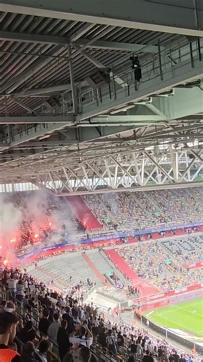Fortuna Düsseldorf - MSV Duisburg Ultras Duisburg kommt im Block mit Pyro