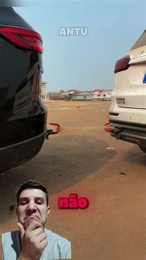 500 rubber bands hold up two cars. This rubber band test is very interesting. A curiosity.