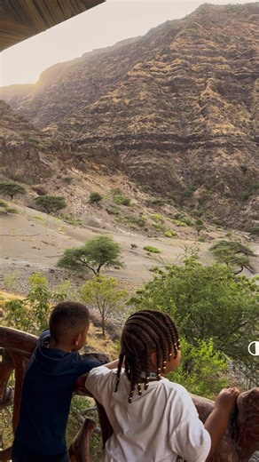 I would never force my children to eat with cutlery 🍴 Growing up in Sweden, eating with cutlery was a skill practiced from a young age. You know what I was never taught, though? To eat with my hands. I’ve seen guests come here thinking that eating with their hands is a simple task—only to end up using both hands to separate their ugali 🙃 or looking like a mess after finishing their meal. When I came to Tanzania, I realized that eating properly with your hands is a skill that needs to be taught
