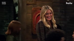 Oubliez Ted Mosby, c'est au tour de Sophie de raconter son histoire à son fils. Portée par Hillary Duff et Kim Cattrall, qui joue la version future de la jeune femme,« How I Met Your Father » réunit un nouveau groupe d'amis à New York, à l'ère de Tinder, qui tente de trouver l'amour avec un grand A. La série sera dévoilée le 18 janvier 2022 sur Hulu aux États-Unis. Pour le moment, aucun diffuseur n'a été annoncé en France. | Vanity Fair France