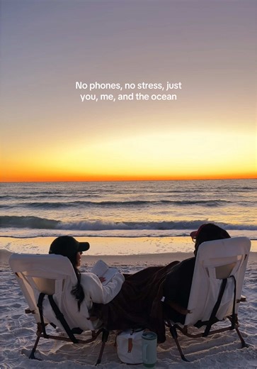 Y no, no es IA. Es Destin Beach 🤍 Uno de los destinos de playa más bonitos del norte de Florida, famoso por su arena blanca tipo azúcar y su mar color turquesa. Ideal para desconectar, ver atardeceres increíbles y disfrutar de la calma frente al mar 🌅 📍 Destin Beach, Florida 🚗 Aprox. 6–7 horas desde Orlando 🌊 Perfecto para parejas, escapadas relajadas y días de playa tranquila ✨ Playas públicas bien cuidadas, opciones de restaurantes frente al mar y un ambiente que te hace sentir lejos sin 