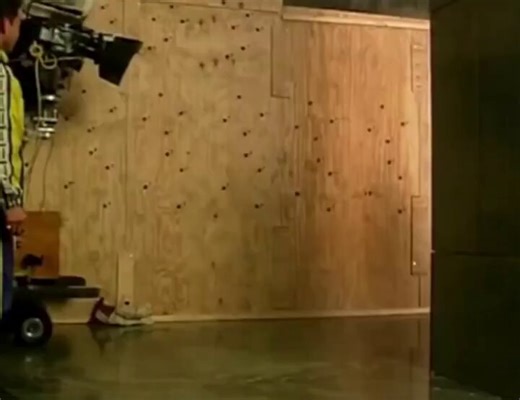 Carrie-Anne Moss filmed ‘THE MATRIX’ with a twisted ankle.She tore it rehearsing Trinity’s cartwheel but told no one, afraid of being replaced.Every leap, every kick, every stunt… done in silence, in pain.She only admitted it after filming wrapped.
