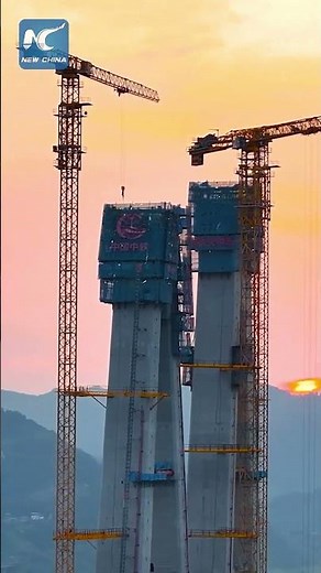 Mega bridge over Yangtze River marks milestone in construction