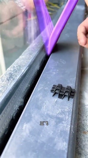 Installing and securing glass, easily fitting into both large and small gaps.#tools