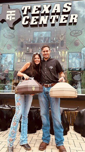 A Disneylândia do Agro | Loja Country on Instagram: "Nós não apenas oferecemos os melhores chapéus do mercado, mas também somos abençoados por receber as melhores visitas em nossa loja. 😍 No último sábado, tivemos a grande honra de ter a presença da lendária @anacastelacantora, a Boiadeira, em nossa loja. Foi incrível ter essa figura icônica em nosso espaço, e nós nos sentimos honrados em poder compartilhar nossa paixão por chapéus com ela.😍 Para nós, receber visitantes tão especiais é uma opo